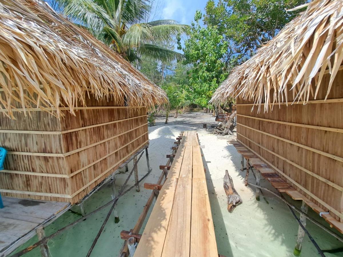 Coco Huts Guest House Waisai Exteriör bild