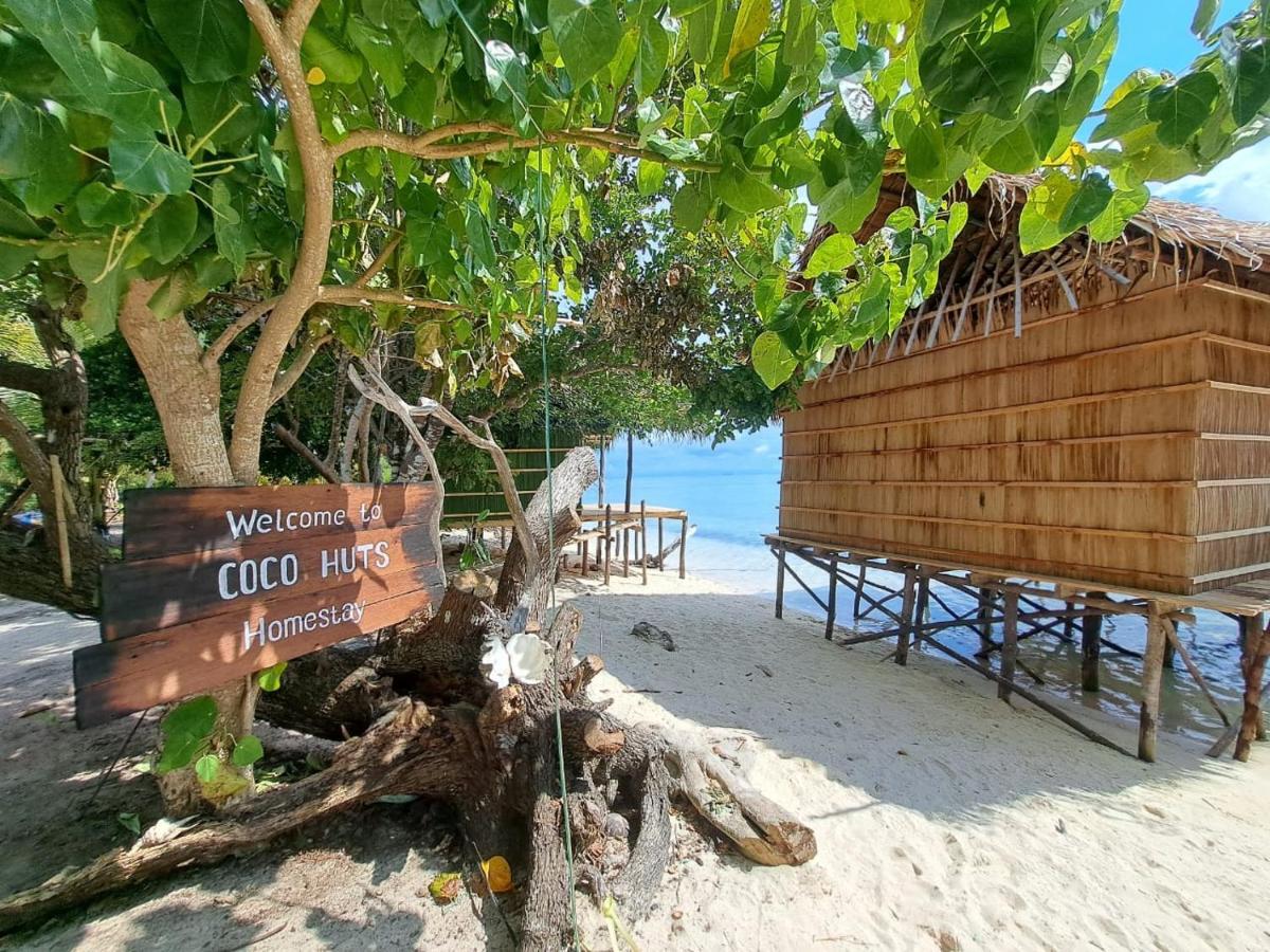 Coco Huts Guest House Waisai Exteriör bild