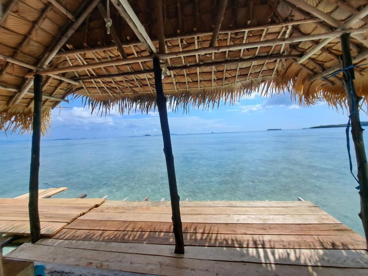 Coco Huts Guest House Waisai Exteriör bild