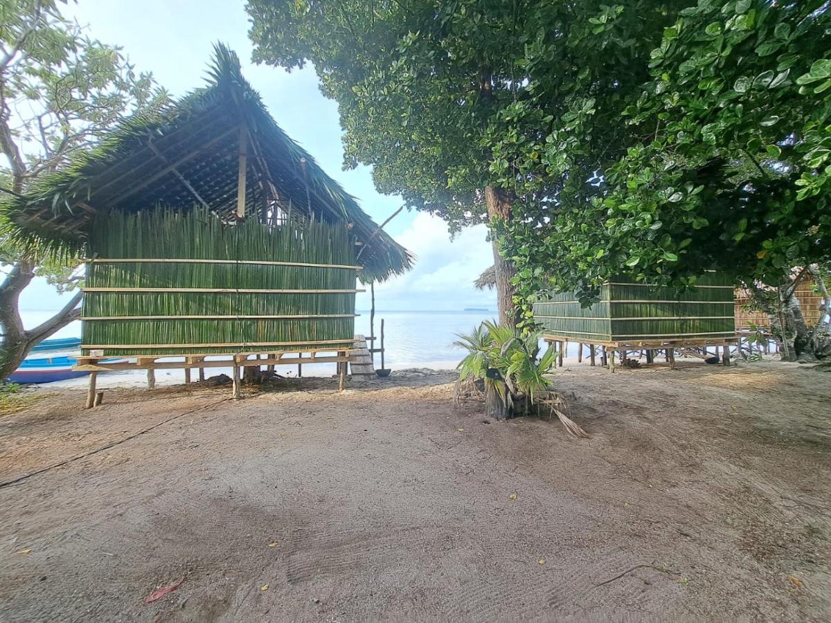 Coco Huts Guest House Waisai Exteriör bild