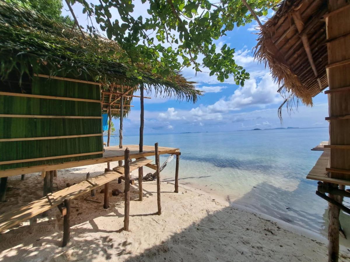 Coco Huts Guest House Waisai Exteriör bild