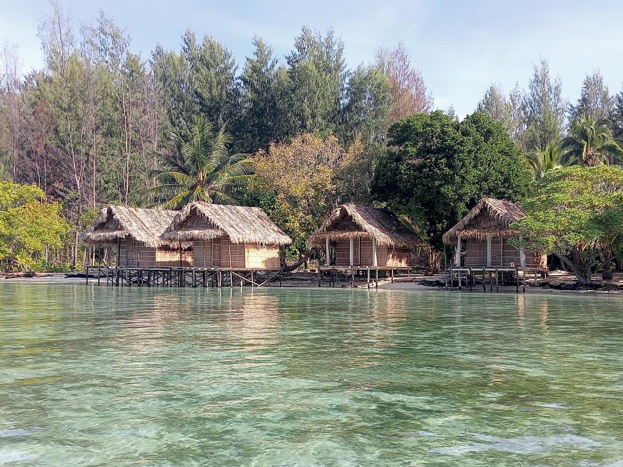 Coco Huts Guest House Waisai Exteriör bild