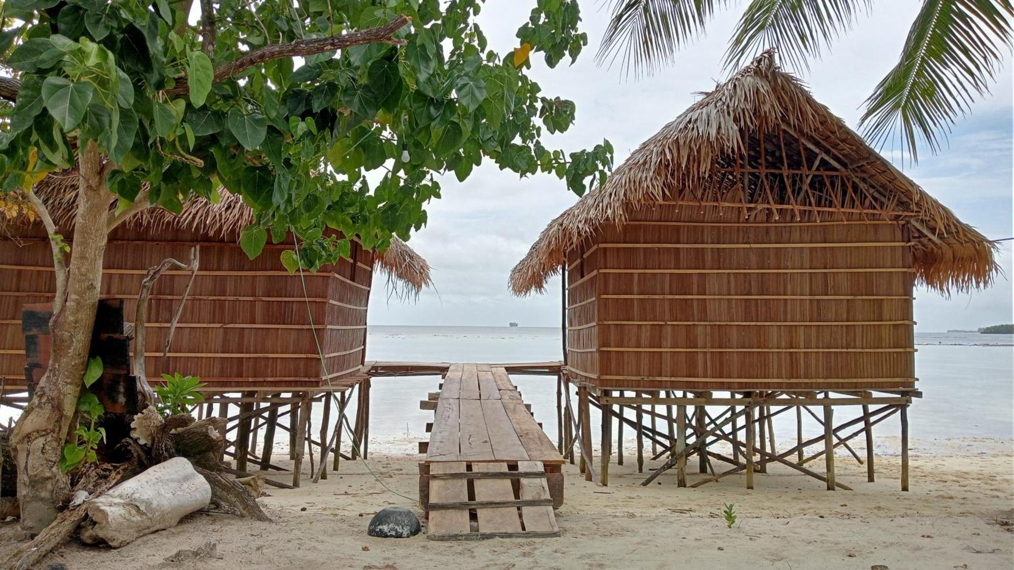 Coco Huts Guest House Waisai Exteriör bild