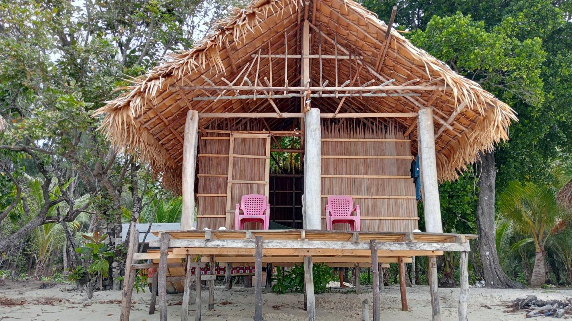 Coco Huts Guest House Waisai Rum bild