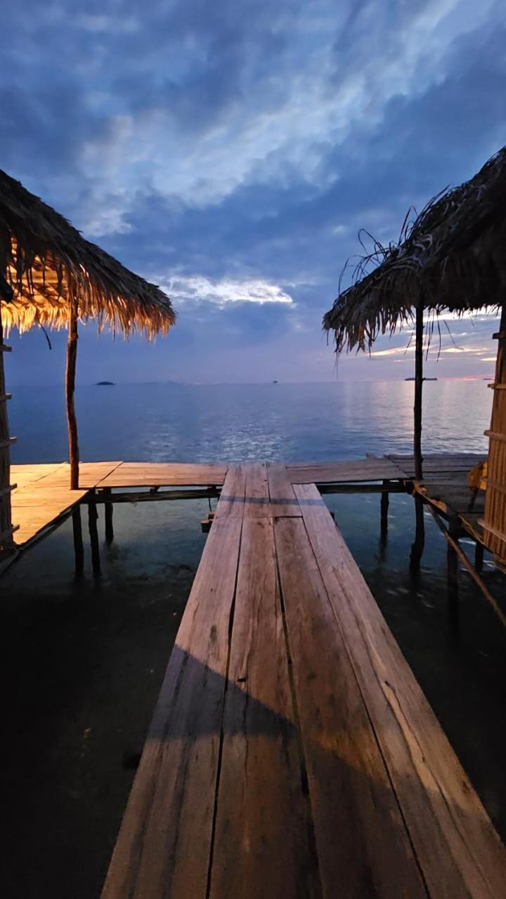 Coco Huts Guest House Waisai Exteriör bild