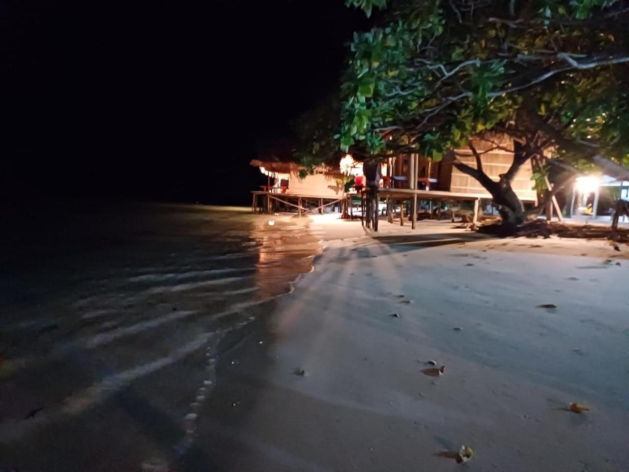Coco Huts Guest House Waisai Exteriör bild