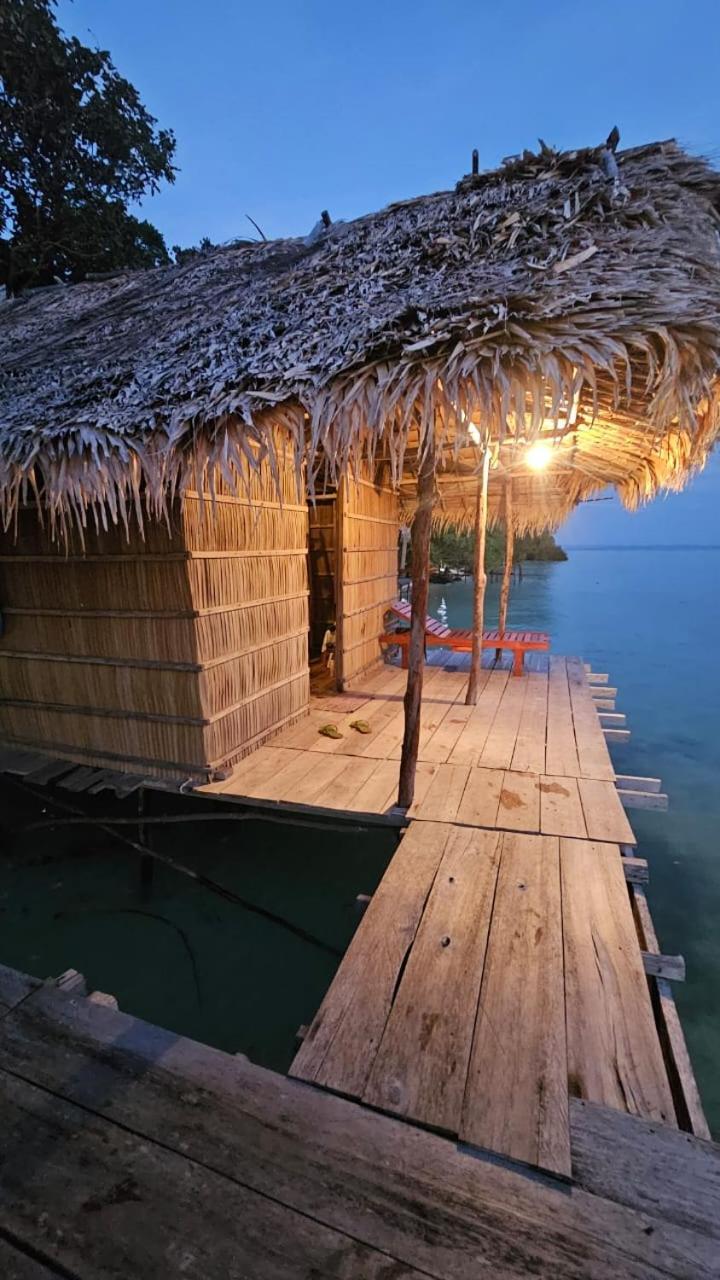 Coco Huts Guest House Waisai Exteriör bild