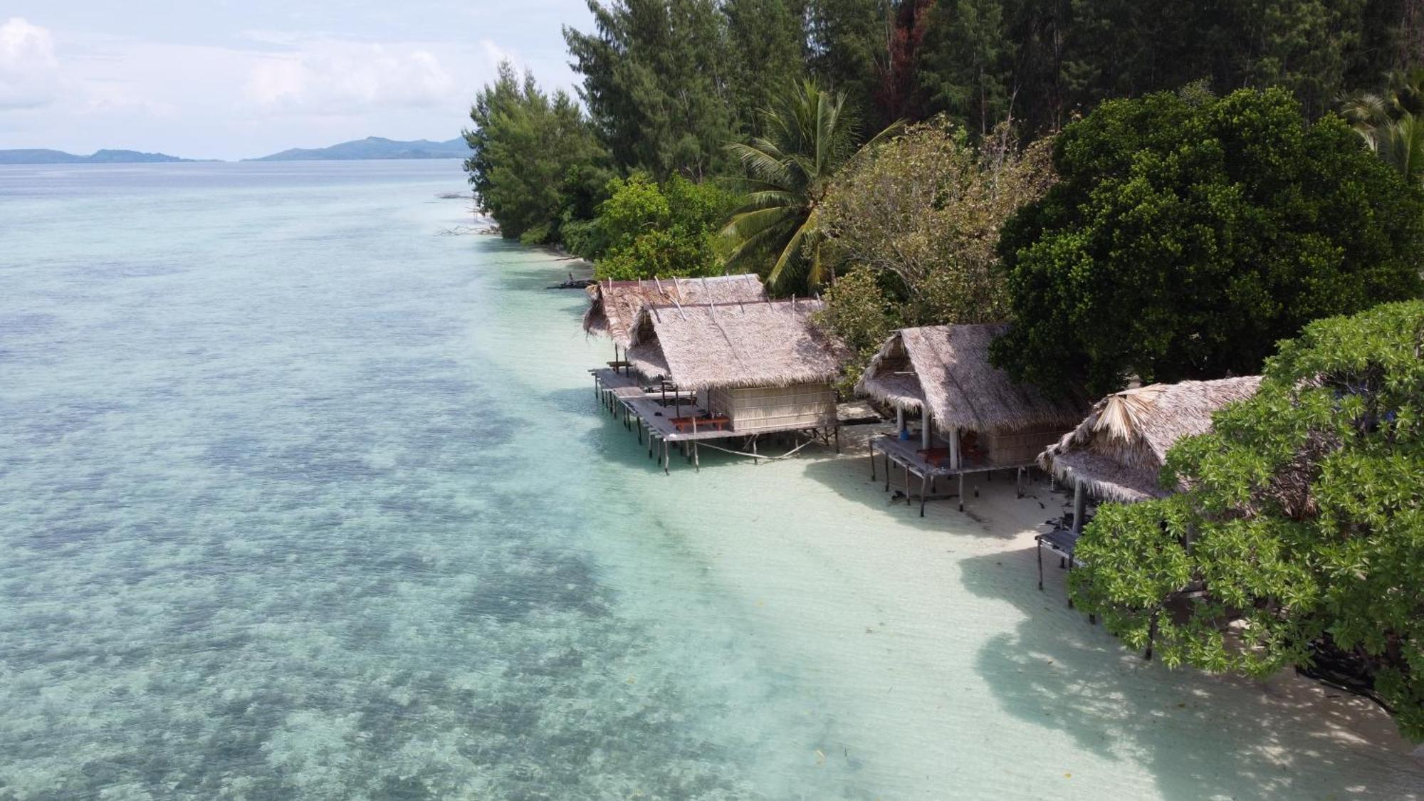 Coco Huts Guest House Waisai Exteriör bild